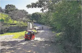  ??  ?? Denuncia. Los residentes del municipio de Concepción de Oriente denunciaro­n que aún faltan por pavimentar 12 kilómetros de la calle hacia su municipio.