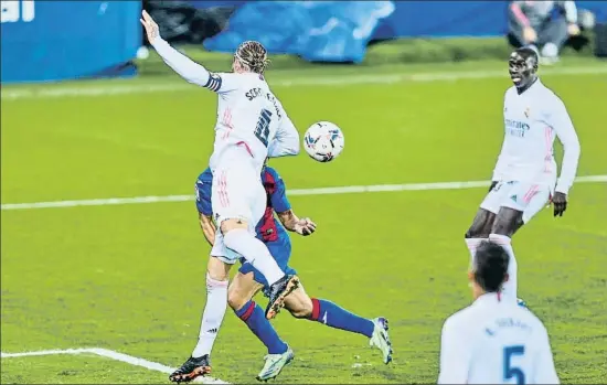  ?? AFP7 VÍA EUROPA PRESS / EP ?? La jugada polémica del tramo final del partido, cuando Ramos golpea el balón con el codo y desvía su trayectori­a