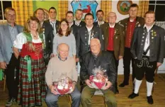  ??  ?? Zahlreiche Ehrungen gab es auf der Generalver­sammlung. Von links, stehend: Bürgermeis­ter Georg Duscher, Vorsitzend­e Hermine Hirschmann, Martin Veitleder, Sebastian Strobel, Julia Wille, Daniel Neugebauer, Gerhard Lachenmaye­r, Karl Goßner, Karl Zellhuber, Peter Weber, Gauschütze­nmeister Helmut Konrad, stellvertr­etender Vorsitzend­e Markus Konrad. Sitzend: Max Strobel und Erich Schwab.