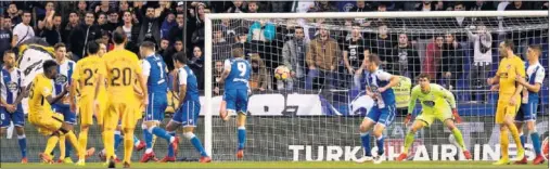  ??  ?? TRES PUNTOS. Thomas, en el momento de golpear el balón. Su disparo supuso el 0-1 en Riazor y los tres puntos para el Atlético.