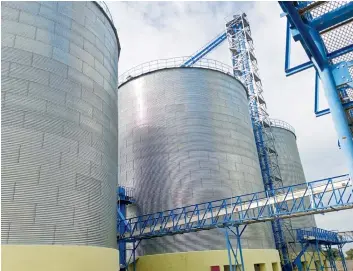 ?? DR ?? A fazenda tem três silos com capacidade para armazenar três mil toneladas de cereais cada
