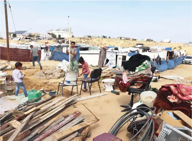  ?? — AFP ?? Displaced Palestinia­ns disassembl­e their tent in southern Gaza’s Rafah before heading to Khan Younis on Thursday.