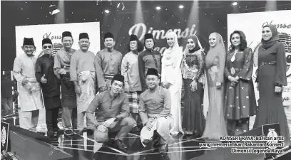  ??  ?? KONSERT RAYA: Barisan artis yang memeriahka­n Rakaman Konsert Dimensi Legenda Raya.