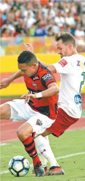  ?? NELSON PEREZ / FLUMINENSE F.C. ?? O lateral-direito Lucas tenta roubar a bola do adversário em Goiás