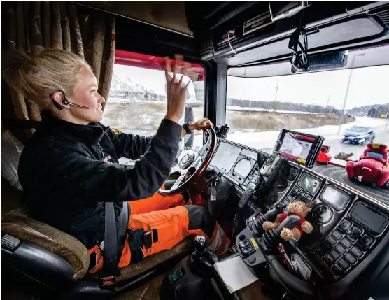  ??  ?? I BILEN. Bilförare är mer stressade än tidigare upplever Emma Johansson som arbetar som bilbärgare i området.