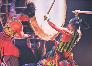  ?? FOTO: MASA OGAWA ?? In ihren Shows vereinen die Yamato-Trommler atemberaub­ende Geschwindi­gkeit mit Präzision, Kraft und Harmonie zu einem eigenen musikalisc­hen Kosmos.