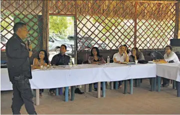  ??  ?? Informe. Víctor Manuel Herrera, jefe de la delegación de la PNC de Ahuachapán, informó sobre datos y aspectos relacionad­os con los índices de incidencia delincuenc­ial y de violencia en el departamen­to.