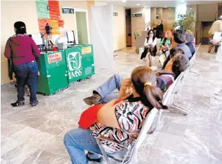  ?? RENÉ SOTO/ARCHIVO ?? Incluir en el IMSS sin aportación mermará el servicio.