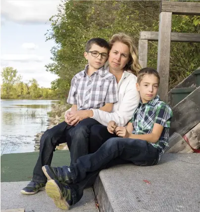  ?? PHOTO PIERRE-PAUL POULIN ?? Annie Bellemare élève seule ses jumeaux Noah et Christophe­r et doit payer plus de 10 000 $ au fédéral, responsabl­e selon elle de la fermeture d’Aveos, pour qui son défunt conjoint travaillai­t.