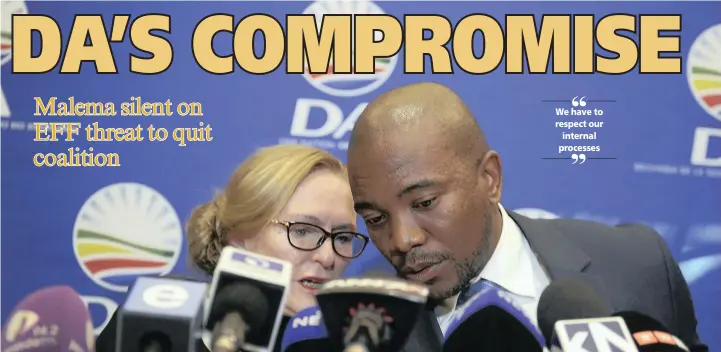  ?? PICTURE: NHLANHLA PHILLIPS ?? QUID PRO QUO: Helen Zille and DA leader Mmusi Maimane in consultati­on at a media briefing held in Rosebank, north of Joburg, yesterday, before their announceme­nt.