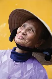  ??  ?? Vietnamese dame met traditione­le kegelvormi­ge hoed in Hoi An, Vietnam.