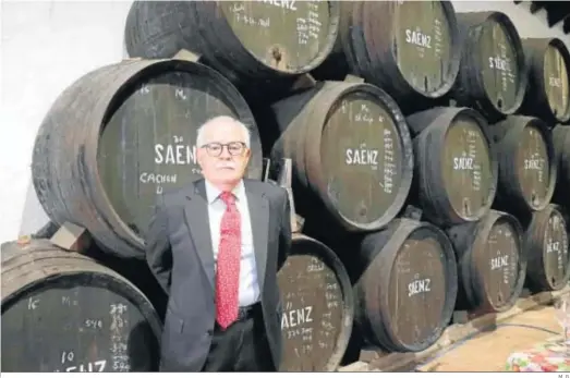  ?? M. G. ?? Antonio Sáenz en el interior de la bodega que ofrece 20 variedades de vinos, como el Vermut Sáenz, el Vino Dulce, el Vino de Fresa y el Vino Naranja.