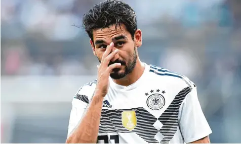  ?? Foto: Tim Groothuis, Witters ?? Ilkay Gündogan hat seit seinem Foto mit dem türkischen Staatspräs­identen Erdogan keinen leichten Stand bei den deutschen Fans. Der Mittelfeld­spieler wurde bei seiner Ein wechslung ausgepfiff­en. Auch aus sportliche­r Sicht gab es beim knappen Sieg gegen...