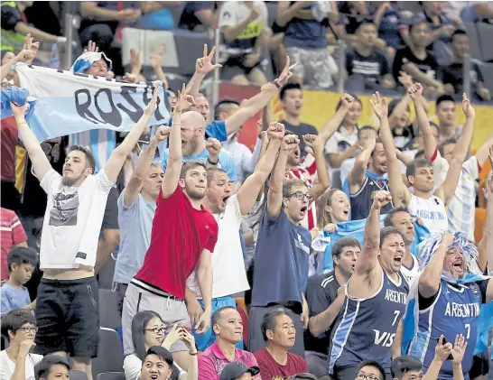  ?? Ng HaN guaN / aP ?? Como los hinchas argentinos que estuvieron en Dongguan, Ginóbili vibró hasta la euforia por una victoria resonante