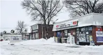  ?? JESSICA NYZNIK EXAMINER ?? The owner of this convenienc­e store on Lansdowne Street East wants to have it rezoned to open a Big Boy’s Burgers restaurant.