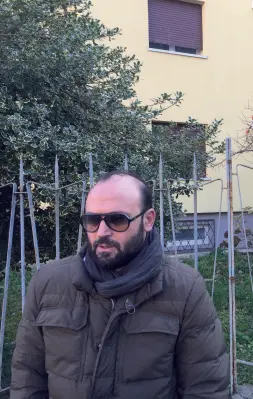  ??  ?? Il fratello e la recinzione Massimilia­no Fanesi nel luogo in cui suo fratello è rimasto ferito il 5 novembre