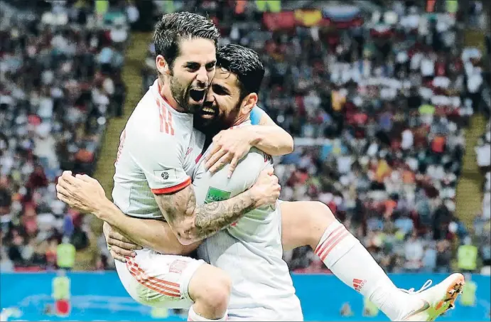  ?? FRANK AUGSTEIN / AP ?? Isco se abalanza sobre Diego Costa, que con su gol de ayer ya suma tres en el Mundial