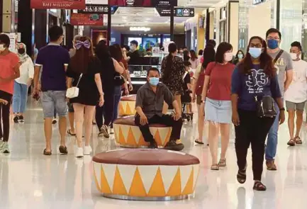  ?? PIC BY HAIRUL ANUAR RAHIM ?? People wearing face masks at a mall in Petaling Jaya yesterday.