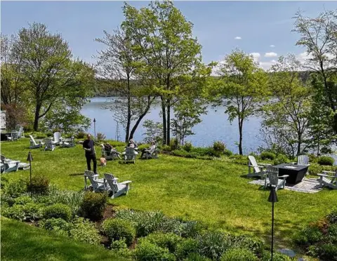  ?? PHOTOS BY PAMELA WRIGHT FOR THE BOSTON GLOBE ?? A sweeping lawn leads to Lake Massawippi at the Manor Hovey, an elegant Relais & Chateaux property.