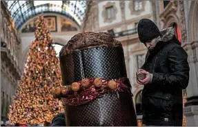  ??  ?? Le plus grand panettone du monde, à Milan, fait 2 m de haut et 140 kg.