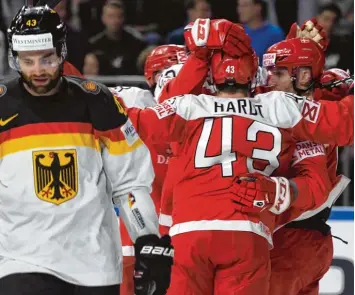  ?? Foto: afp ?? Jubelnde Dänen gab es gestern in Köln zu sehen. Die deutsche Mannschaft hatte trotz bester Chancen das Spiel in der Verlänge rung verloren. Schon heute geht es weiter, dann gegen Italien.