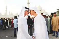  ?? Abdul Rahman/Gulf News ?? Brothers Hamza Al Attas (left) and Zain Al Attas exchange greetings at Shaikh Zayed Grand Mosque.
