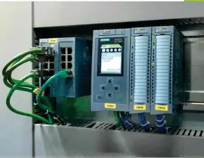  ??  ?? Für die Echtzeit-kommunikat­ion im Netzwerk installier­te ACE den Switch Scalance XB216, der für Personensi­cherheit in der Produktion sorgt.