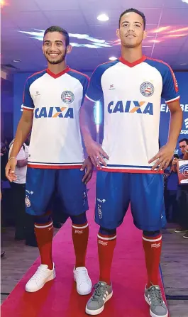  ??  ?? Marco Antônio e Felipinho desfilaram com o uniforme número 1