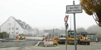  ?? Foto: Peter Bauer ?? Zahlreiche Baustellen gibt es derzeit in Krumbach: Der Bahnüberga­ng in der Ulmer Straße ist bis voraussich­tlich 15. Dezember unter anderem wegen Gleisbauar­beiten gesperrt. Eine wichtige Neuerung: Der Bahnüberga­ng erhält Schranken. Der Stadtrat möchte jetzt ein Verkehrsko­nzept für Krumbach auf den Weg bringen.