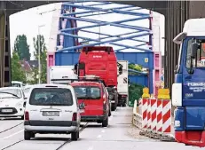  ?? RP-ARCHIVFOTO: REICHWEIN ?? Der alltäglich­e Stau-Wahnsinn in Duisburg muss aufhören, fordern die Unternehme­r von der Politik.