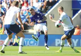  ?? LINDSEY PARNABY/AFP PHOTO ?? REKOR BURUK SPURS: James Maddison (tengah) melepaskan tembakan ke gawang Tottenham Hotspur.