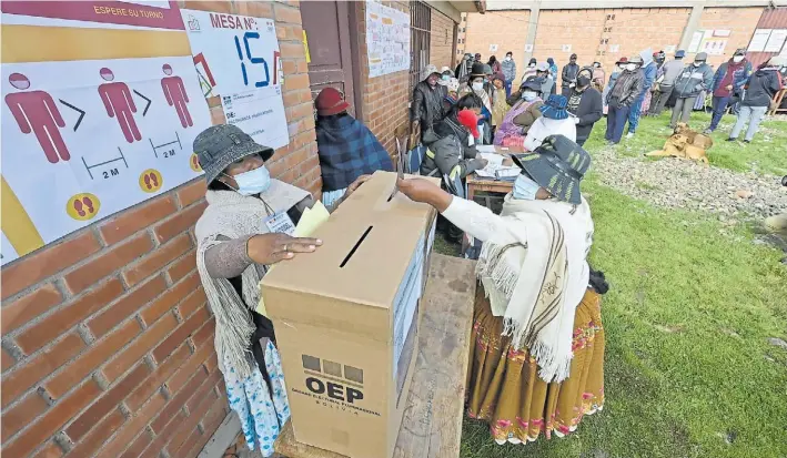  ?? EFE ?? Voto a voto. Las elecciones regionales de Bolivia se realizaron bajo estrictas medidas de seguridad sanitaria ante la pandemia de Covid que golpea a todo el Altiplano.