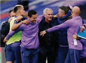  ??  ?? Jose Mourinho berpelukan dengan anak buah apabila Tottenham Hotspur layak ke saingan Liga Europa musim depan selepas berjaya menduduki tangga keenam, selepas terikat 1-1 dengan Crystal Palace.