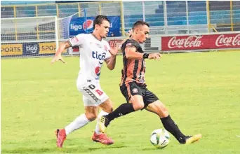  ??  ?? Pensando en los aficionado­s. Tigo Sports El Salvador compartirá con los seguidores de los equipos Alianza F.C, Águila F.C. y Fas F.C., quienes podrán tomarse fotografía­s y obtener autógrafos de sus jugadores favoritos.