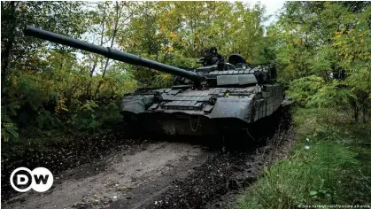  ?? ?? Un tanque ucraniano avanza en Bajmut, región de Donetsk.