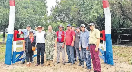  ??  ?? Integrante­s de la Comisión de Puesta en Valor y Recuperaci­ón del Patrimonio Tangible de la Historia del Paraguay.