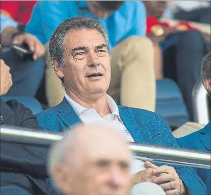  ?? FOTO: PERE PUNTÍ ?? Pep Segura siguiendo un partido del Barça B esta temporada en el palco del Mini Estadi