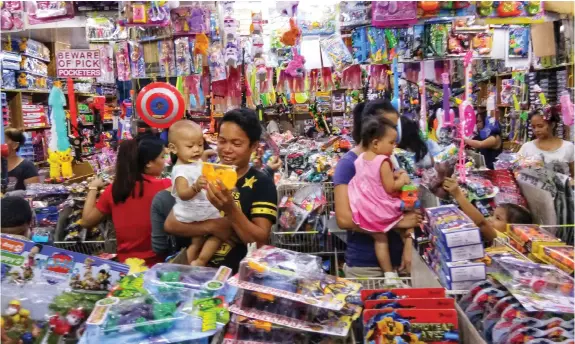  ?? ALDO NELBERT BANAYNAL ?? An alternativ­e toy store in downtown Cebu City offers minimum wage earners a cheaper option to shop for gifts for their children this Christmas. Workers’ spending power is expected to improve next year with the implementa­tion of the tax reform law.