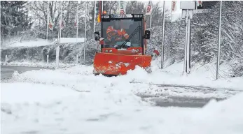  ?? FOTO: EICH ?? Viel zu tun gibt es derzeit für die Mitarbeite­r von Bauhöfen, Straßenmei­stereien und mit dem Schneeräum­en beauftragt­en Firmen.