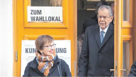  ?? FOTO: AFP ?? Alexander Van der Bellen und seine Frau Doris Schmidauer bei der Stimmabgab­e in Wien. Der Sieg fiel deutlicher aus als erwartet.