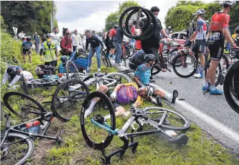  ?? FOTO: ANNE-CHRISTINE POUJOULAT/DPA ?? Die Auftakteta­ppe der Tour de France wurde von zwei schweren Massenstür­zen überschatt­et.