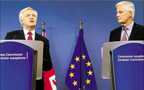  ?? AP-BILD: VANDEN WIJNGAERT ?? Großbritan­niens Brexit-Minister David Davis (links) und EU-Chefverhan­dler für den Brexit, Michel Barnier, trafen sich am Montag zur ersten Runde der Ausstiegsv­erhandlung­en in Brüssel.