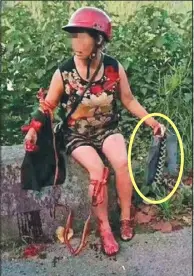  ??  ?? 湖北一名農婦遭毒蛇(圓圈處)襲擊，不顧危險殺死毒蛇。 （取材自微博）