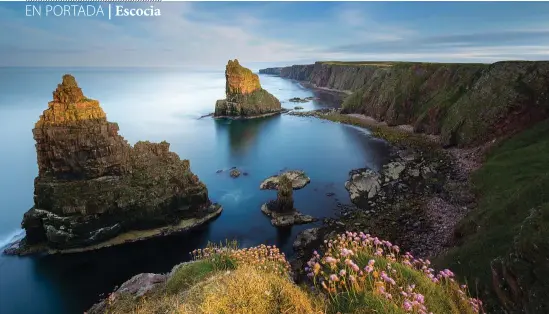  ??  ?? Duncansby Head, próximo a John O’Goats, es famoso por sus stacks, unas grandes puntas rocosas que emergen del agua de Pentland Firth, donde se juntan el mar del Norte y el océano Atlántico.