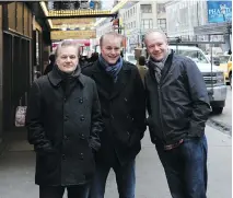  ?? MA R K K E N N E DY/ T H E A S S O C I AT E D P R E S S ?? Wayne Kirkpatric­k, left, Karey Kirkpatric­k and John O’Farrell outside the Broadway theatre where their Shakespear­e parody is set to open.