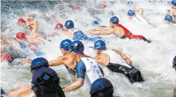  ?? FOTO: ROLF SCHULTES ?? Eng aneinander ins Wasser? Nicht in diesem Jahr: Der Ravensburg­er Triathlon ist abgesagt worden.