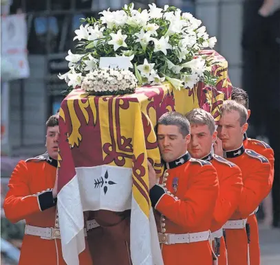  ?? PETER DEJONG, AP ?? Welsh Guards carry Diana’s casket, topped with the royal standard, out of Westminste­r Abbey after her funeral.