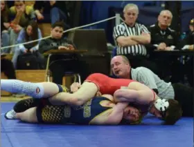  ?? TANIA BARRICKLO — DAILY FREEMAN ?? Onteora’s Nate Ross beats Highland’s Logan Smith in the 152 lb weight class.