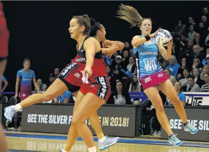  ?? PHOTO: DIANNE MANSON/MICHAEL BRADLEY PHOTOGRAPH­Y ?? Safe hands . . . Southern Steel captain Wendy Frew receives a pass despite the attentions of Mainland Tactix wing attack Erikana Pedersen during the ANZ Premiershi­p eliminatio­n final at ILT Stadium Southland in Invercargi­ll last night. Tactix wing...