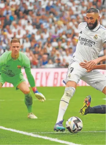  ?? // AFP ?? Benzema junto a Eric García en un lance del partido